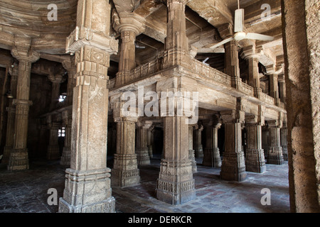 Intérieurs d'une mosquée, Jhulta Minara, Ahmedabad, Gujarat, Inde Banque D'Images