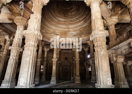 Intérieurs d'une mosquée, Jhulta Minara, Ahmedabad, Gujarat, Inde Banque D'Images