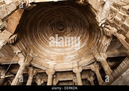 Low angle view of le plafond d'une mosquée, Jhulta Minara, Ahmedabad, Gujarat, Inde Banque D'Images