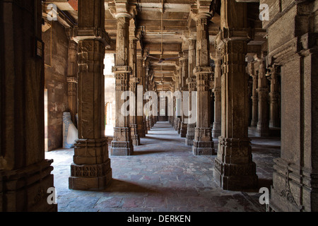 Intérieurs d'une mosquée, Jhulta Minara, Ahmedabad, Gujarat, Inde Banque D'Images