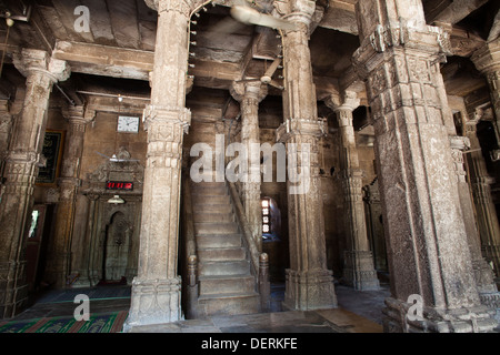 Intérieurs d'une mosquée, Jhulta Minara, Ahmedabad, Gujarat, Inde Banque D'Images