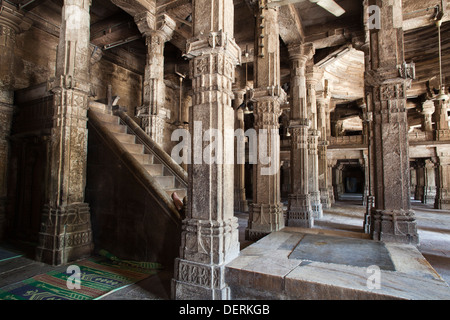 Intérieurs d'une mosquée, Jhulta Minara, Ahmedabad, Gujarat, Inde Banque D'Images