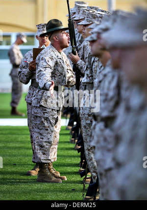 Le sergent de l'US Marine. Christian Fuentes qui motive les recrues comme il se déplace vers le bas les lignes pendant le forage principal d'inspection de l'instructeur au Marine Corps Recruter Depot San Diego le 23 août 2013 à San Diego, CA. Banque D'Images