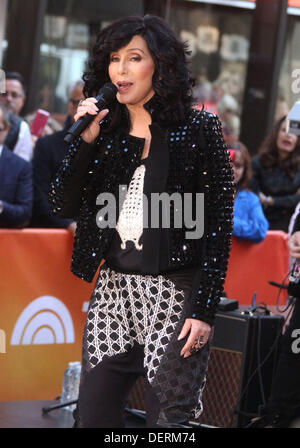 New York, New York, USA. 23 août, 2013. Singer CHER effectue sur le "Aujourd'hui", qui ont eu lieu du Rockefeller Plaza. Credit : Nancy Kaszerman ZUMAPRESS.com/Alamy/Live News Banque D'Images