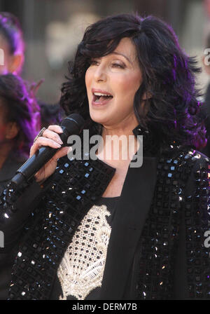 New York, New York, USA. 23 août, 2013. Singer CHER effectue sur le "Aujourd'hui", qui ont eu lieu du Rockefeller Plaza. Credit : Nancy Kaszerman ZUMAPRESS.com/Alamy/Live News Banque D'Images