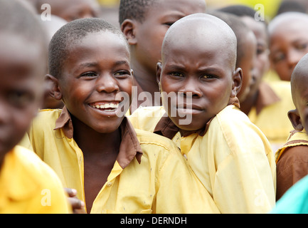 Les enfants de l'école dans le domaine de l'Mawale district de Luwero dans le centre de l'Ouganda. Banque D'Images