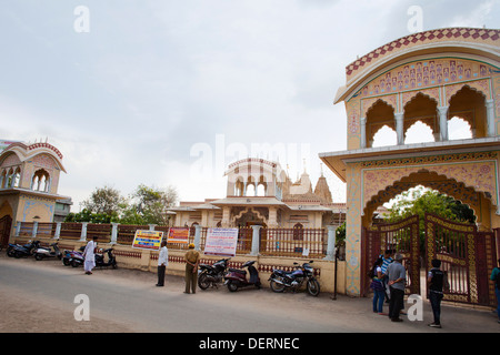 Façade d'un temple, Temple ISKCON, Ahmedabad, Gujarat, Inde Banque D'Images