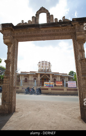 Porte d'entrée d'un temple, Temple ISKCON, Ahmedabad, Gujarat, Inde Banque D'Images