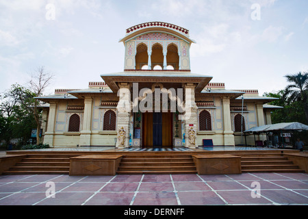 Façade d'un temple, Temple ISKCON, Ahmedabad, Gujarat, Inde Banque D'Images