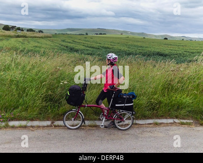 Cycliste Femme debout avec son vélo pliant Brompton Banque D'Images