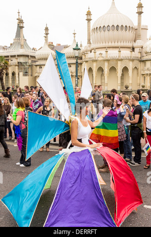 Costume spectaculaire est portée en face de l'emblématique Brighton Pavilion à Brighton Pride Banque D'Images