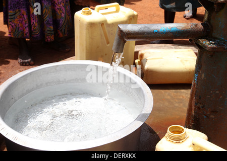 Les villageois recueillent de l'eau pompé par une ONG financée ainsi à côté de son village dans le district de Lira d'Ouganda du Nord. Banque D'Images