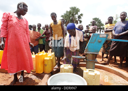 Les villageois recueillent de l'eau pompé par une ONG financée ainsi à côté de son village dans le district de Lira d'Ouganda du Nord. Banque D'Images