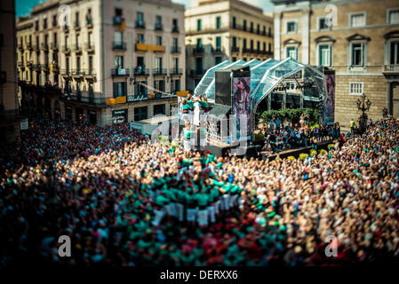 Les castellers de Vilafranca construire une tour humaine 3 de 9 en face de l'hôtel de ville de Barcelone au cours de la ville, festival de la Merce, 2013 : Crédit matthi/Alamy Live News Banque D'Images