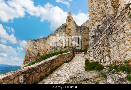 Trail et le chemin de l'entrée principale du château de Spis ruines sur le nord de la Slovaquie Banque D'Images