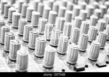 Music Mixer. Close-up. Point sur le premier plan. Noir et blanc. Banque D'Images