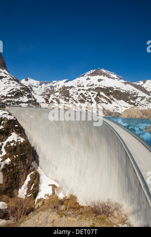 Très forte faite de béton du barrage hydroélectrique Emosson près du village de Chatelard, Swiss sur la frontière avec la France Banque D'Images