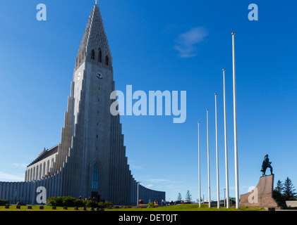 Statue de Leif Erikson et Hallgrimskirkja. Reykjavik, Islande, Europe. Banque D'Images