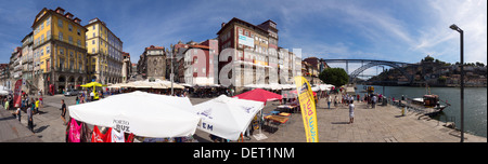 Vue panoramique sur Cais da Ribeira et maisons au bord de l'eau , Porto, Portugal, Europe Banque D'Images