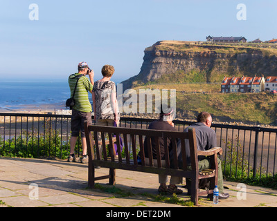 Les touristes sur un jour de fin d'été profiter de la vue d'un point de vue sur la falaise ouest de Whitby à sur le port d'East Cliff Banque D'Images