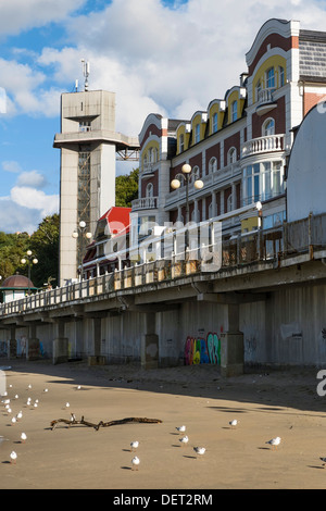 Ascenseur à la plage et l'hôtel Grand Palace, Swetlogorsk, Russie Banque D'Images