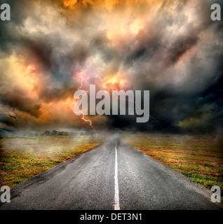 Les nuages de tempête et d'éclairs sur l'autoroute dans le domaine Banque D'Images