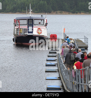 Les passagers à bord de l'Osprey Ferry, Kielder Water, Northumberland, England, UK Banque D'Images