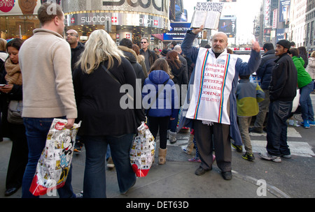 Des foules de touristes, consommateurs et d'un messager de Dieu congestionner les rues dans et autour de Times Square New York City. Banque D'Images