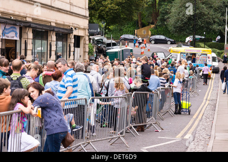 La file d'attente pour l'exposition à Bristol Gromit Unleashed Banque D'Images