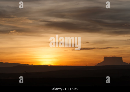 Au coucher du soleil et tepui Gran Sabana, Venezuela Banque D'Images