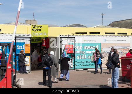 Bolton marché couvert situé dans un bâtiment temporaire tandis que le marché couvert permanent à proximité bâtiment est en cours de rénovation Banque D'Images