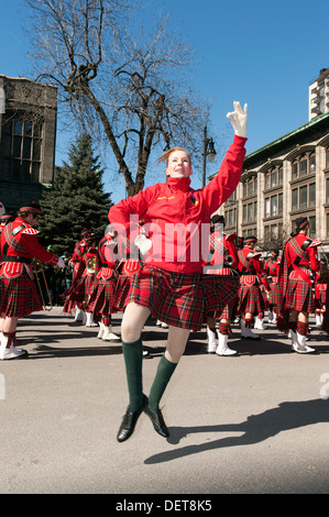 Highland dancer en action pendant la parade de la St Patrick à Montréal, province de Québec, Canada. Banque D'Images