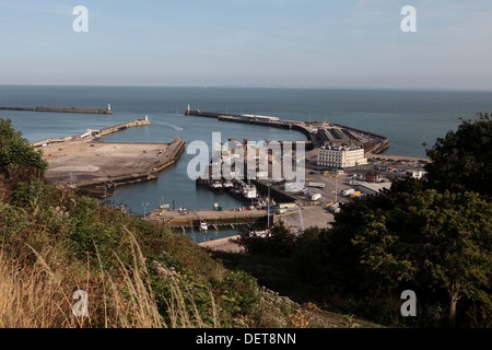 Dover Harbour, Western docks de Dover's Western Heights. La France peut être voir à l'horizon 22 milles à travers le détroit de Douvres. Banque D'Images