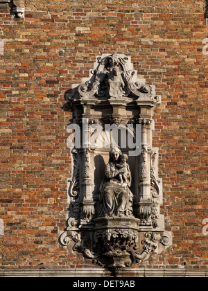La façade de la tour Belfort détail de la statue de la Vierge et l'enfant Banque D'Images