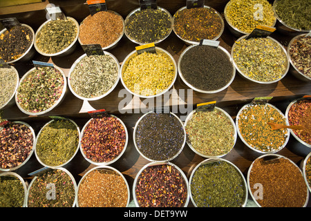 Variété d'épices, herbes et thés sur l'affichage à épices et taquiner store au Chelsea Market, New York City, NY Banque D'Images