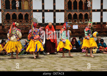 Danseuses à Domkhar Tsechu festival tenu dans un monastère dans le village de Domkhar, Bumthang, Bhoutan Banque D'Images