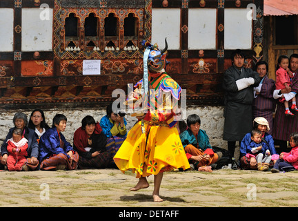 Danseuses à Domkhar Tsechu festival tenu dans un monastère dans le village de Domkhar, Bumthang, Bhoutan Banque D'Images