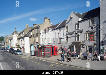 Peebles, ville du comté de Peeblesshire dans les Scottish Borders - high street view avec County Hotel Banque D'Images