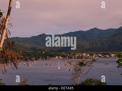 Coucher de soleil à Portsmouth, Commonwealth de Dominique, Caraïbes, Antilles. Les voiliers ancrés sont au milieu du sol. Banque D'Images