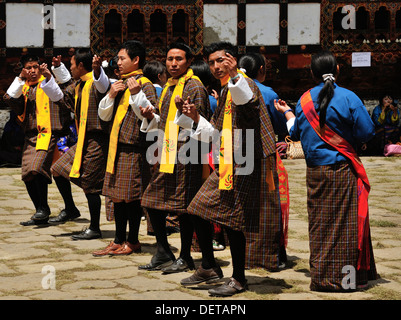 Danseuses à Domkhar Tsechu festival tenu dans un monastère dans le village de Domkhar, Bumthang, Bhoutan Banque D'Images