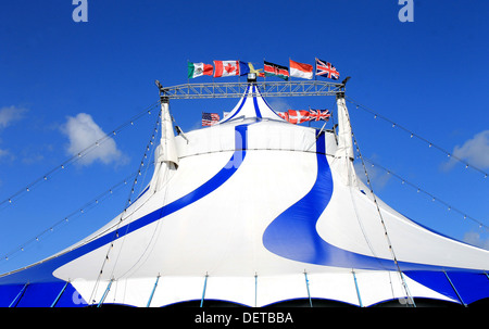 De l'extérieur tente de cirque avec monde drapeaux, fond de ciel bleu. Banque D'Images