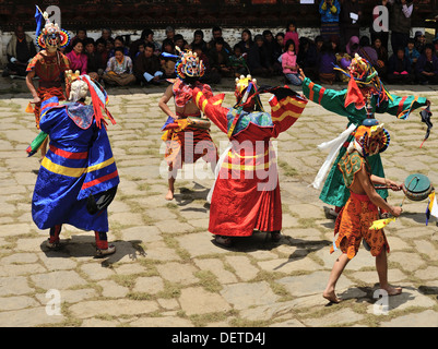 Danseuses à Domkhar Tsechu festival tenu dans un monastère dans le village de Domkhar, Bumthang, Bhoutan Banque D'Images