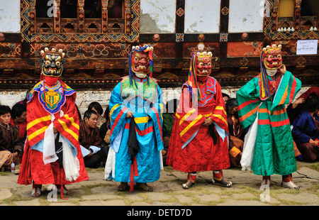 Danseuses à Domkhar Tsechu festival tenu dans un monastère dans le village de Domkhar, Bumthang, Bhoutan Banque D'Images