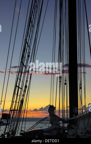 Coucher du soleil vu à travers le réglage de la Californian au Musée Maritime, sur l'Embarcadero, San Diego, Californie Banque D'Images