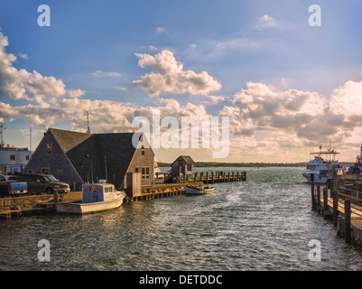 Amarré boats, Woods Hole, Cape Cod, Massachusetts en fin d'après-midi à l'automne Banque D'Images