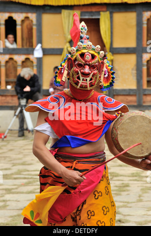 Danseuses à Domkhar Tsechu festival tenu dans un monastère dans le village de Domkhar, Bumthang, Bhoutan Banque D'Images