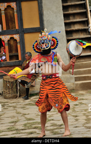 Danseuses à Domkhar Tsechu festival tenu dans un monastère dans le village de Domkhar, Bumthang, Bhoutan Banque D'Images