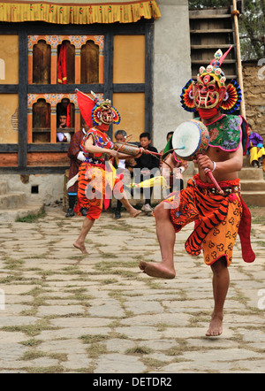 Danseuses à Domkhar Tsechu festival tenu dans un monastère dans le village de Domkhar, Bumthang, Bhoutan Banque D'Images