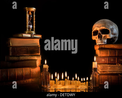 Frontière avec Halloween crâne, des livres anciens et des bougies Banque D'Images