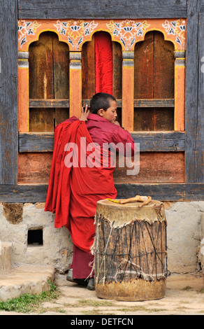 Jeunes moines regardant des danseuses à Domkhar Tsechu festival tenu dans un monastère dans le village de Domkhar, Bumthang, Bhoutan Banque D'Images